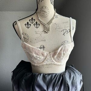 NWT Elegant Lace Underwire Bra in Cream